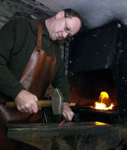 19 ARHU Knivmager 8a8Torben Stoklund smeder kniveFoto: Axel Schütt17122002