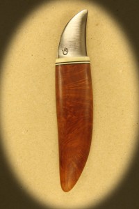 Kniv 0019 Kniv med skæfte af briar rod træ + ben og smedet klinge. Totallængde 12,5 cm. Klinger 3 cm.. kr. 495.- incl. moms