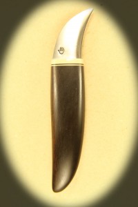 Kniv 0023r Kniv med skæfte af hård træ + ben og smedet klinge. Totallængde ++ mm. kr. 495.- incl. moms