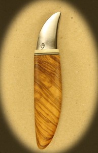 Kniv 0027r Kniv med skæfte af hård træ + ben og smedet klinge. Totallængde ++ mm. kr. 495.- incl. moms