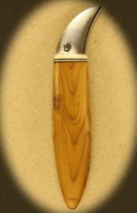 Kniv 0028r Kniv med skæfte af taks træ + ben og smedet klinge. Totallængde ++ mm. kr. 495.- incl. moms