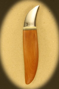 Kniv 0030 Kniv med skæfte af hård træ + ben og smedet klinge. Totallængde ++ mm. kr. 495.- incl. moms