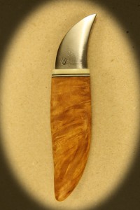 Kniv 0033r Kniv med skæfte af hård træ + ben og smedet klinge. Totallængde ++ mm. kr. 495.- incl. moms