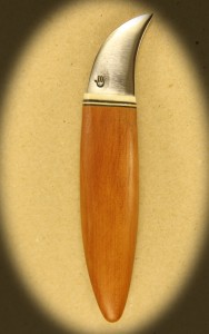 Kniv 0035r Kniv med skæfte af hård træ + ben og smedet klinge. Totallængde ++ mm. kr. 495.- incl. moms