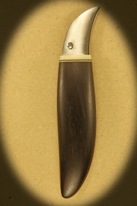 Kniv 0037r Kniv med skæfte af hård træ + ben og smedet klinge. Totallængde ++ mm. kr. 495.- incl. moms