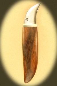 Kniv 0038r Kniv med skæfte af palisander + ben og smedet klinge. Totallængde ++ mm. kr. 495.- incl. moms