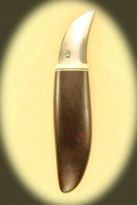 Kniv 0041r Kniv med skæfte af hård træ + ben og smedet klinge. Totallængde ++ mm. kr. 495.- incl. moms