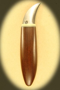 Kniv 0043r Kniv med skæfte af hård træ + ben og smedet klinge. Totallængde 13 cm. Klinger 3,4 cm. kr. 495.- incl. moms