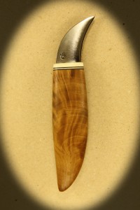 Kniv 0045r Kniv med skæfte af hård træ + ben og smedet klinge. Totallængde ++ mm. kr. 495.- incl. moms