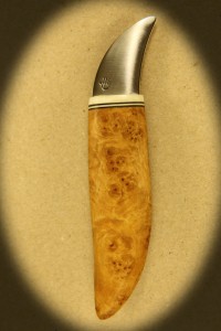 Kniv 0047r Kniv med skæfte af hård træ + ben og smedet klinge. Totallængde ++ mm. kr. 495.- incl. moms