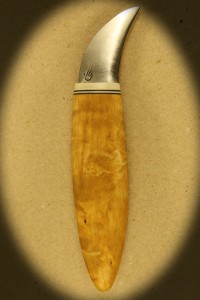 Kniv 0049r Kniv med skæfte af hård træ + ben og smedet klinge. Totallængde ++ mm. kr. 495.- incl. moms
