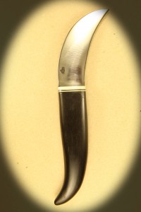 Kniv 0050r Høstkniv med ibehokt skæfte og smedet klinge Kr. 650.- incl moms