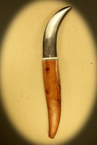 Kniv 0052r Høstkniv med dobbeltslebet klinge og skæfte af taks. Kr. 650.- incl. moms