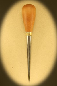 Syl 0079. Med skæfte af pæretræ. Længde 24 cm. Rustfri klinge på 15 cm. Dia 16 mm. Kr. 360.- incl moms