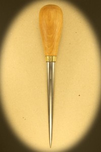 Syl 0081. Med skæfte af lys bøg. Længde 24 cm. Rustfri klinge på 15 cm. Dia 16 mm. Kr. 360.- incl moms