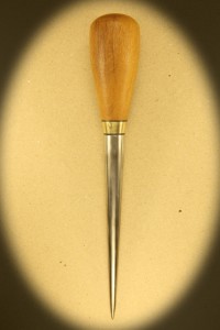 Syl 0085. Med skæfte af lyst hårdtræ. Længde 24 cm. Rustfri klinge på 15 cm. Dia 16 mm. Kr. 360.- incl moms