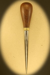 Syl 0094. Med skæfte af mørk hårdtræ. Længde 24 cm. Rustfri klinge på 15 cm. Dia 16 mm. Kr. 360.- incl moms