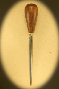 Syl 0098 Med skæfte af mørkt hård træ. Længde 23 cm. Rustfri klinge på 15 cm. Dia 12 mm. Kr. 330.- incl moms