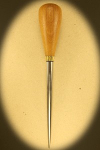 Syl 102 Med skæfte af lyst hårdtræ. Længde 23 cm. Rustfri klinge på 15 cm. Dia 12 mm. Kr. 330.- incl moms