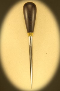 Syl 0112 Med skæfte af palisander. Længde 23 cm. Rustfri klinge på 15 cm. Dia 12 mm. Kr. 350.- incl moms