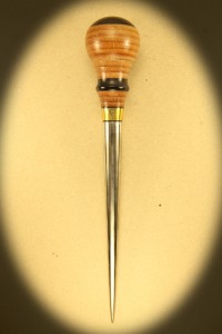 Syl 0121 med skæfte af læder og horn + rustfri klinge. Dia. 18 mm Kr.495.- incl. moms
