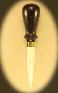 Syl 0125 med skæfte af palisander + klinge af krondyr. Dia. ca. 18mm Kr. 495.- incl. moms
