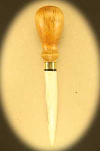 Syl 0126 med skæfte af masur birk + klinge af krondyr. Dia. ca. 18 mm Kr. 495.- incl moms